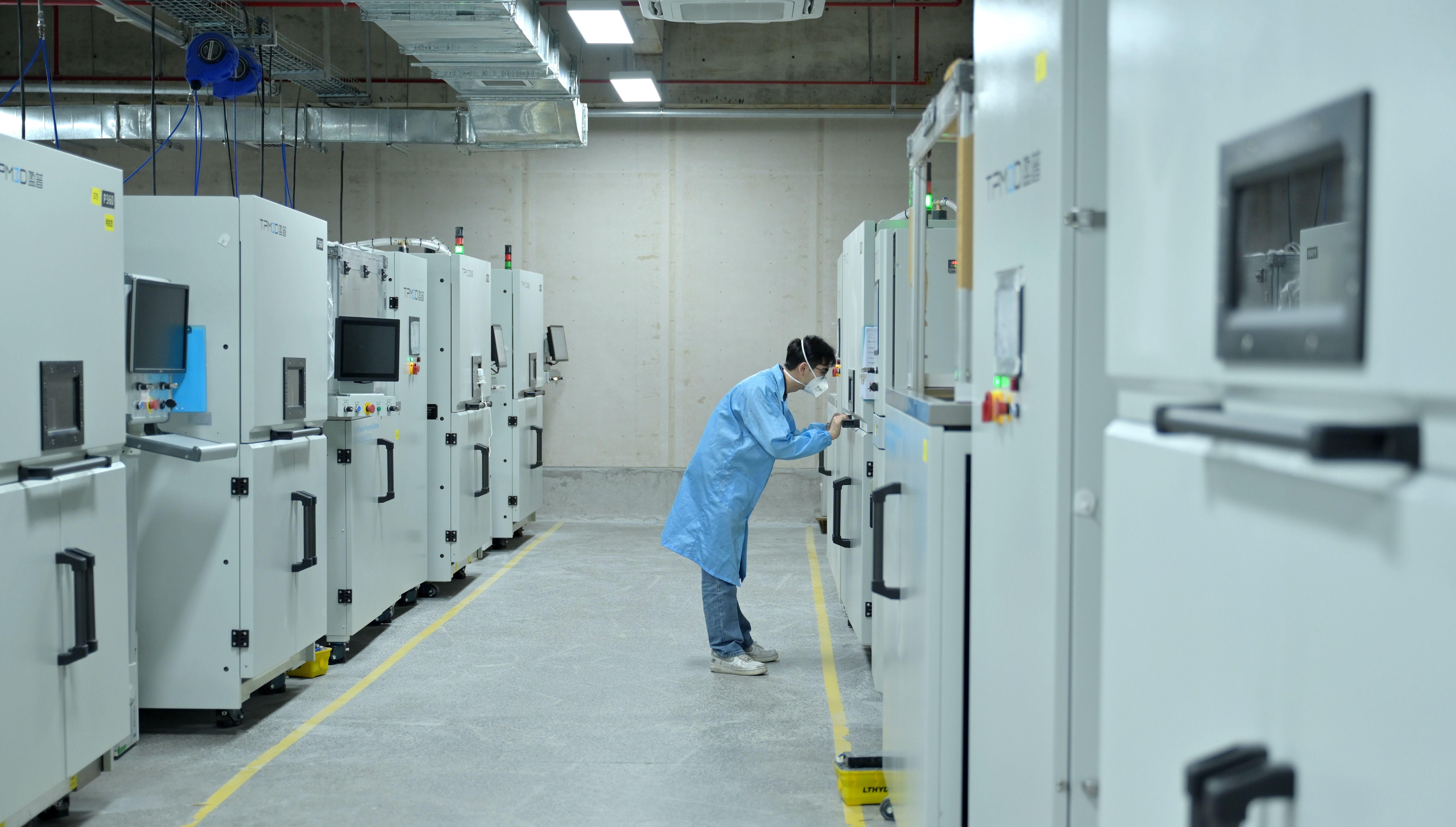 3D printing workshop — additive manufacturing facility producing precision prototypes and custom parts with advanced 3D printers.